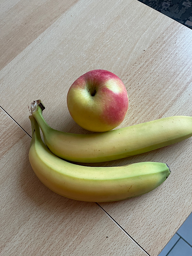 zwei Bananen und ein Apfel