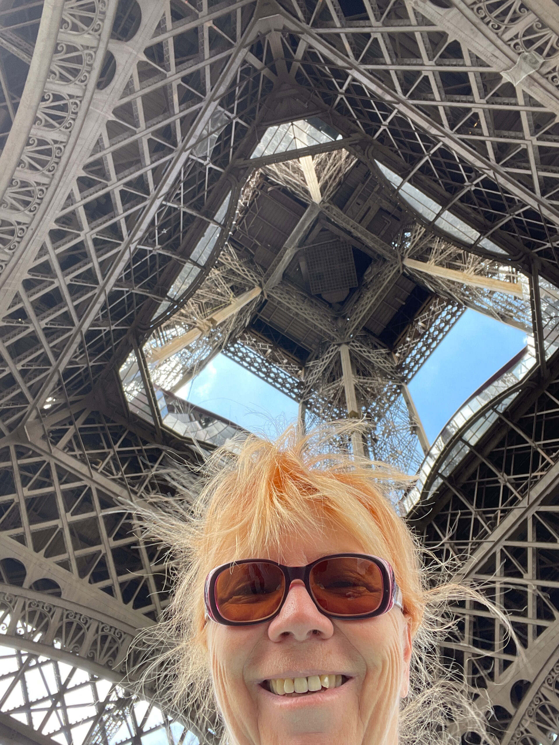 Ein Blick unter den Eiffelturm