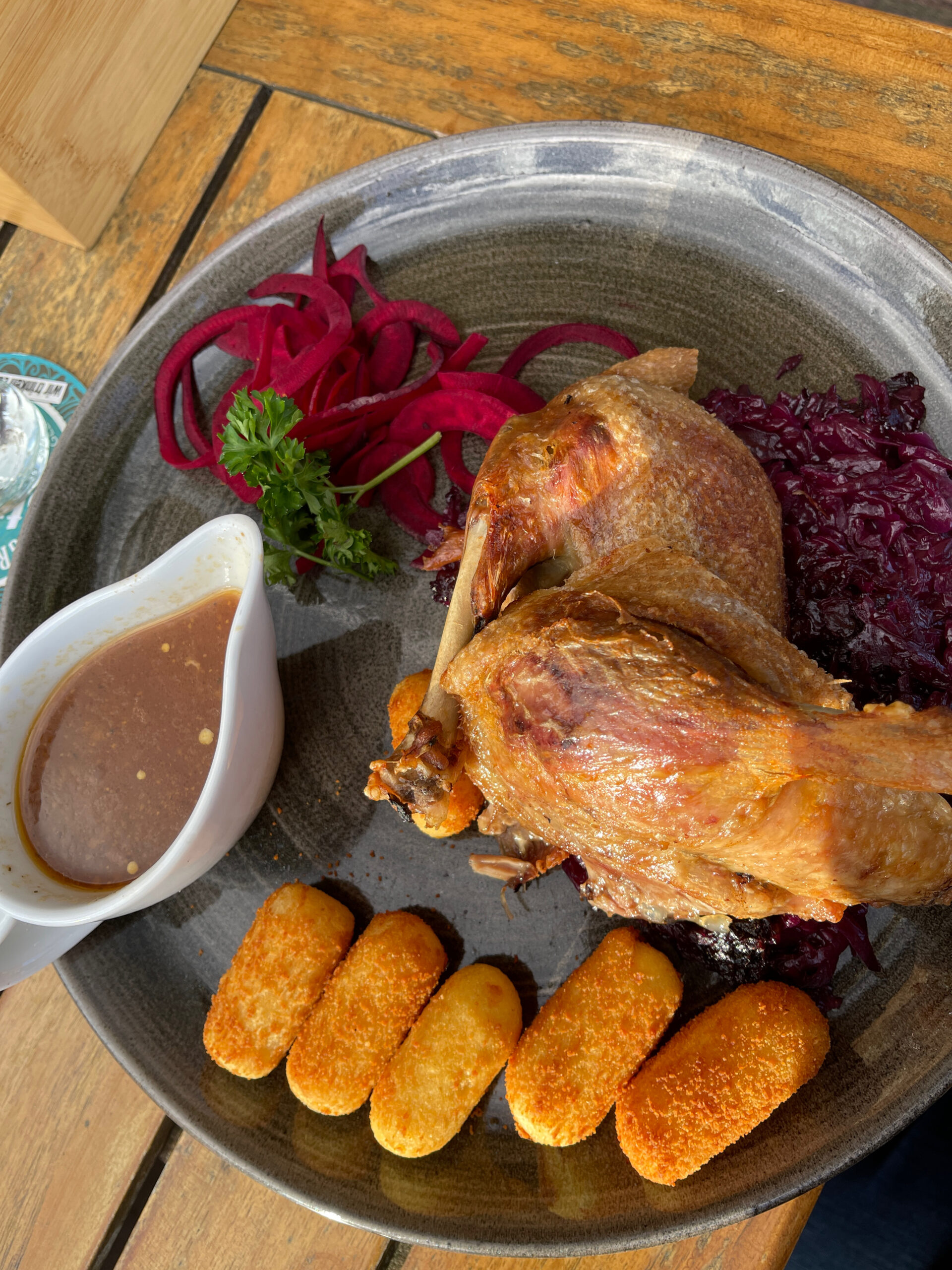 Ente mit Rotkohl und Kroketten